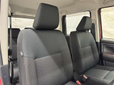 高いホールド性で運転姿勢が安定します。長距離ドライブでも疲れにくいのが魅力です。