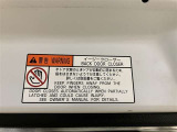 バックドアの底部にイージークローザーの注意書きステッカーが貼ってあります。