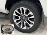 タイヤサイズは265/55R19!純正アルミホイール!納車前の点検時にタイヤ交換させていただきます!スペアタイヤ装着車!