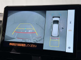 後方の見える安心をお届けするバックガイドモニター付:バックするときのアシストラインもあって楽々バック!車庫入れや縦列駐車をサポートし、苦手な駐車も安心です!今やもう手放せない装備ですネ♪