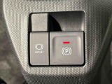 指先だけで簡単に操作が可能な電動パーキングブレーキを採用。「HOLD」スイッチを押すと、渋滞や信号待ちなどでブレーキペダルから足を離しても、ブレーキを保持するので安心です