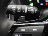 ◆減速セレクター◆ステアリングホイールの左右に取り付けられた2つのパドルスイッチで減速の強さを調整。 左側の「-」を操作すると減速を強く、右側の「+」を操作すると減速を弱くすることができます。