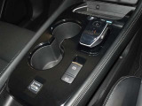 電動パーキングブレーキ・ブレーキホールドを装備してます。ホールド機能は信号待ちが多い一般道で疲労軽減になり、大好評です!