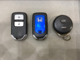 スマートキーを装備しています。鍵を差し込むことなくドアロックの開け閉めと、スタートボタン操作でのエンジンスタートができます。加えて、純正リモコンエンジンスターター用の操作キーもついています。