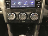 【オートエアコン】一度お好みの温度に設定すれば、車内の温度を検知し風量や温度を自動で調整。暑い&hellip;寒い&hellip;と何度もスイッチ操作をする必要はありません。快適な車内空間には必須の機能ですね♪