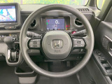 インテリアに合わせたデザインのステアリングは、運転される方のことも考え、運転しやすい形状、大きさです。是非一度、実際に触ってお確かめください。