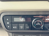 【オートエアコン】車内温度を感知して自動で温度調整をしてくれるのでいつでも快適な車内空間を創り上げます。
