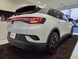 斜め後ろからのイメージになります。はっきりとしたボディラインが、出勤時などお車を動かす時から所有感を高めてくれます!