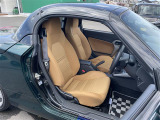 【運転席】座り心地が良いシートなので長時間の運転でも快適にお過ごしいただけます。新品のフロアマットのご注文も可能です。掲載箇所以外にご希望の写真がございましたらお気軽にお問い合わせ下さい。