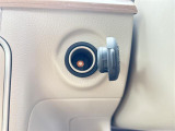 【アクセサリーソケット(電源ソケット)】電源からケーブルをつなげば、スマートフォンなどの電子機器の充電などを行うことができます!ゲーム機器や、カメラの充電にも便利ですね。