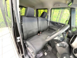 運転席まわりには十分なスペースがあり、大柄な方でもゆったり運転していただける環境です。