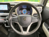 インテリアに合わせたデザインのステアリングは、運転される方のことも考え、運転しやすい形状、大きさです。是非一度、実際に触ってお確かめください。