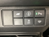 Hondaセンシング用の、VSA(ABS+TCS+横滑り抑制)解除と路外逸脱抑制機能のオンオフスイッチなどはハンドルの右側に装備しています。