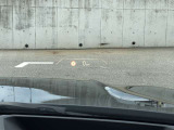 HUD: ヘッドアップディスプレイはドライバーが前方に集中できるよう、ナビや車速情報をフロントガラスに投影するシステムです。