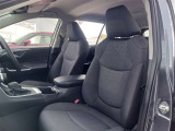 体を包み込むような座り心地で運転をサポートします。