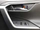 運転席シートポジションメモリーでスイッチを押すだけでシートが設定したポジションに動くので便利です!
