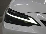 LEDヘッドランプにはアダプティブハイビームシステム「AHS」を採用。光検出カメラで車両検出をし、先行車や対向車に直接ハイビームを当てないように部分遮光します。
