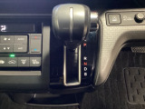 CVT車のセレクトレバーです。低速から高速まで、変速ショックのないスムーズな走りを実現するとともに、エンジン効率のよい領域を維持することで燃費にも貢献します。