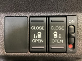 中央にデジタル表示のスピードメーターを配したハイブリット専用メーターになっています。左側のインフォメーション画面で燃費などの情報を確認できます。