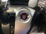 【ENGINE START/STOP】スマートキーをポケットやバッグに入れたままで、キーを差し込むことなくボタンを押すだけでエンジンが始動します。