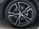 BMW純正18インチホイール。洗練されたデザインで、足元の個性を引き立てます。