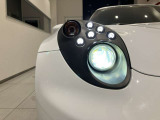 「LEDクラスター仕様(通称スパイダーアイ)」昆虫の複眼のような、LEDの粒が複数並んだ特徴的なデザインのヘッドライトです。
