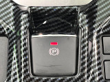 【電動パーキングブレーキ】パーキングブレーキは便利な電動式!ボタン一つで操作でき、アクセルを踏めば自動で解除されます♪レバーやペダルが無いので運転席廻りもすっきりしますね♪