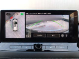 駐車枠を指定するだけで、エクストレイルがハンドル操作を行い、枠の中への駐車をサポートします。車庫入れにも縦列駐車にも対応。セットは簡単な操作を行うだけです。