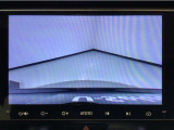 【バックカメラ】運転が苦手な方も車庫入れラクラクです!ギアをリバースに入れれば自動的に切り換わりますので、面倒な操作は不要です♪狭い駐車場もお車を傷つけず安心ですね!