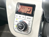 【オートエアコン】一度お好みの温度に設定すれば、車内の温度を検知し風量や温度を自動で調整。暑い&hellip;寒い&hellip;と何度もスイッチ操作をする必要はありません。快適な車内空間には必須の機能ですね♪