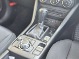 【オートブレーキホールド】停車中にブレーキペダルから足を放しても、ブレーキを自動的に制御して、車両の停車状態を保持する機能です。信号待ちなどの停車時に運転者の負担を軽減します。