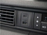 ◆USB接続端子◆スマホやiPodなどを接続して、いつもの音楽を車内でもお楽しみいただけます♪
