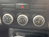 【オートエアコン】一度お好みの温度に設定すれば、車内の温度を検知し風量や温度を自動で調整。暑い&hellip;寒い&hellip;と何度もスイッチ操作をする必要はありません。快適な車内空間には必須の機能ですね♪