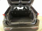 バックドアを上げた状態です。シートのアレンジ次第で荷室のスペースが広くなります!用途に合わせて快適な室内を!