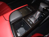 手元でナビゲーションなどの操作を可能にする「リモートタッチ」は、運転姿勢の変化を抑制し、スムーズな操作が可能です。