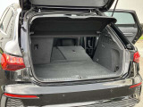 開口部が低く設定されているので、荷物の積み下ろしがスムーズに行えます。更に分割可倒式リアシートの採用でシートのバックレストを倒すと、大きく長い荷物も積み込めます。
