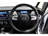 運転中もハンドルでの操作が可能です。特に高速道路等の目が離せない運転時には、便利さだけでなく、安全性も兼ね備えております。