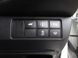 パワーテールゲートの開閉、横滑りを防ぐVSA等のスイッチ類は運転席の右側、手の届きやすい位置にあります。