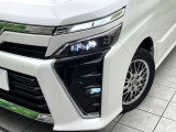 【LEDヘッドライト】悪天候や夜間走行時も良好な視界を確保し安心して運転できる高輝度LEDヘッドライトを装備!点灯速度が早く、消費電力も抑えられています。
