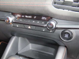 四季を通じて車内を快適に保つオートエアコンを装備しています。又、冬場の朝一のスタート時には大変嬉しいシートヒーターを運転席&助手席に装着、ヒーターが効き始めるまでの冷間時でも快適にスタート出来ます。