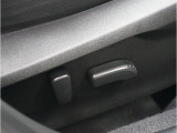 理想のシートポジションを叶えてくれる電動パワーシート。前後や高さの位置を自由に調整することができます。