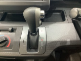 5速AT車のセレクトレバーです。低速から高速までスムーズな走りを実現するとともに、エンジン効率のよい領域を維持することで燃費にも貢献します。