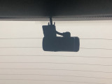 後方にもドライブレコーダーのカメラが付いています。前後両方でお車の周りを監視・記録いたします。