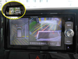 上から見下ろす感覚で駐車する事が出来るアラウンドビューモニター装備。映像はナビ画面かルームミラーに映ります。