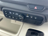 【オートエアコン】車内温度を感知して自動で温度調整をしてくれるのでいつでも快適な車内空間を創り上げます。