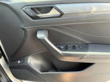 運転席よりテールゲートを開けることができます。