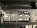 リアドアは乗り降りに便利な両側電動スライドドアです。また運転席に座っていながらスイッチ操作で自在にスライドドアを開け閉めできます。またVSA解除スイッチも横に装備しています。