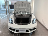 手厚いサポートを提供する「ポルシェ自動車保険」を取り扱っております。オリジナル補償(無償)が付帯し、万が一の際も正規販売店ならではの確かな安心でオーナー様を支えます。保険選びもお気軽にご相談ください。