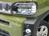 【LEDヘッドライト】悪天候や夜間走行時も良好な視界を確保し安心して運転できる高輝度LEDヘッドライトを装備!点灯速度が早く、消費電力も抑えられています。