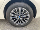 【BMWアロイホイル】軽量かつ強度に拘ったアロイホイル。走行性能ポテンシャルを引き出す設計。車の足元を引き締めてくれる大きなポイントはアロイホイルです。